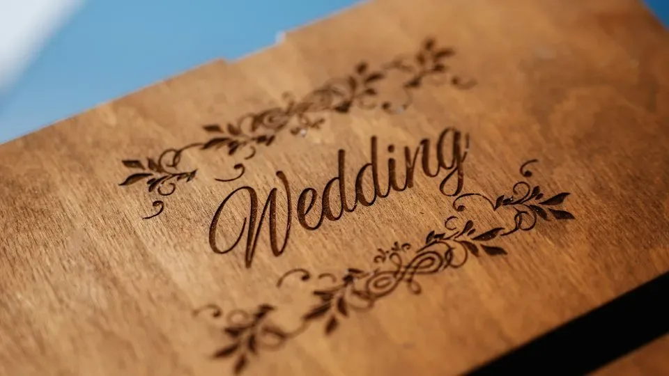 rituel du vin pendant une cérémonie laique - photo d'une boite de vin avec marqué wedding