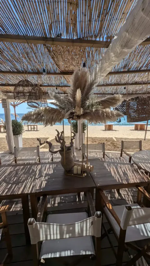 Pampas grass centrepiece fully created by Iliade Location for a beach wedding at Plage du 44 in Sainte-Maxime on a beautiful wooden table