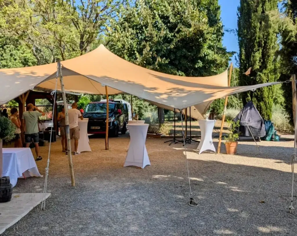 Location et livraison de mange-debout avec housses blanches chez Iliade Création. Parfait pour réceptions et mariages.