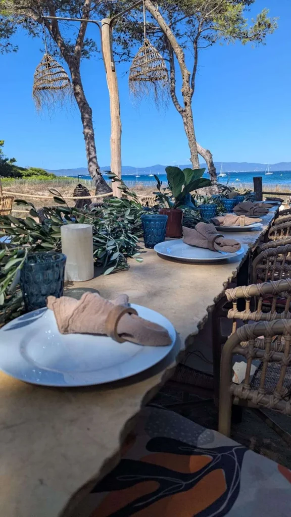 Seaside wedding table décor
