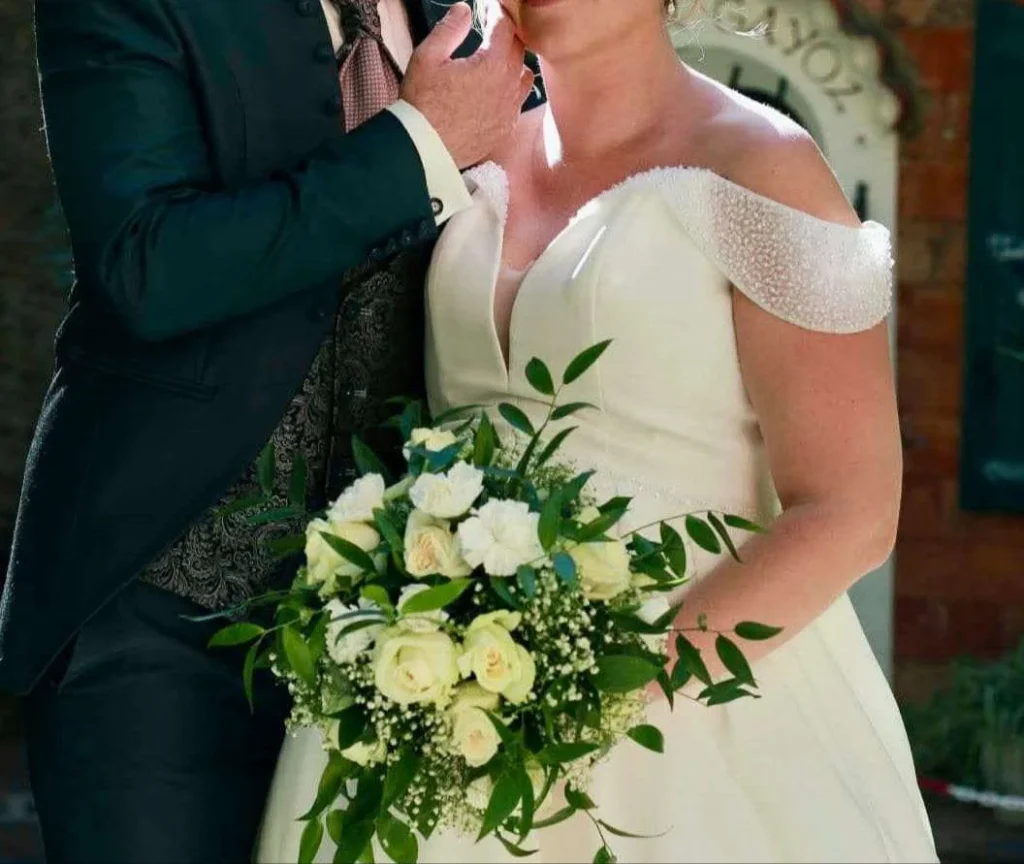 bouquet-mariee-roses-blanches-et-gypsophile