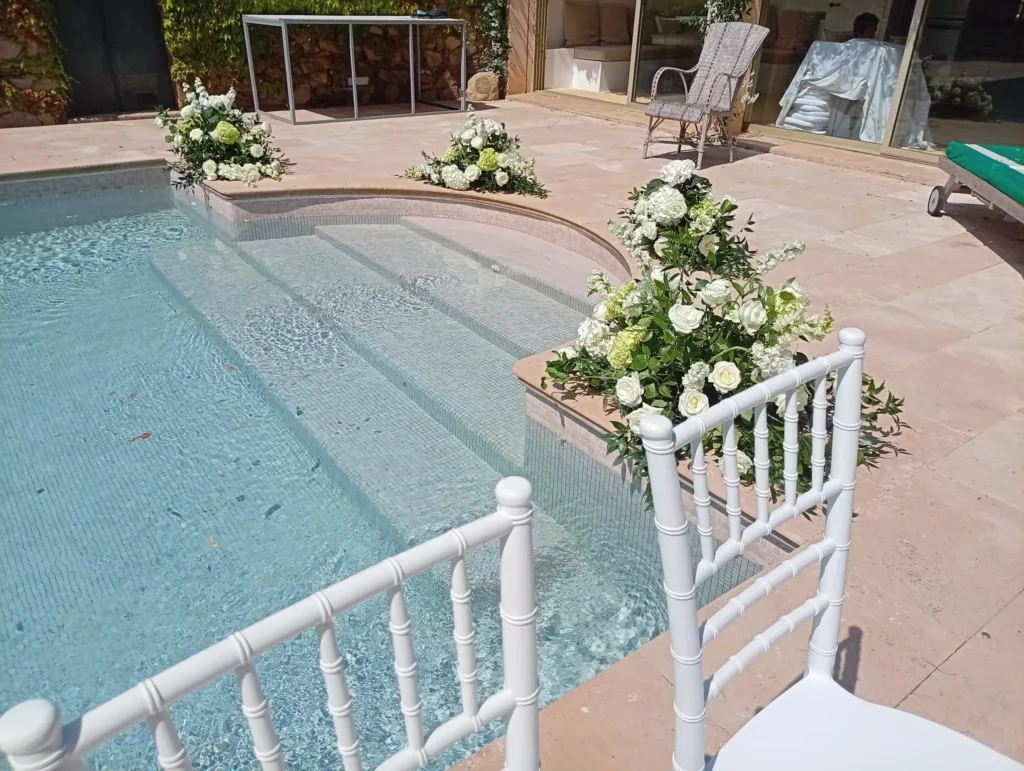 Bouquet d'hortensias disposé en bordure de piscine pour une réception de mariage — Iliade Création, Var