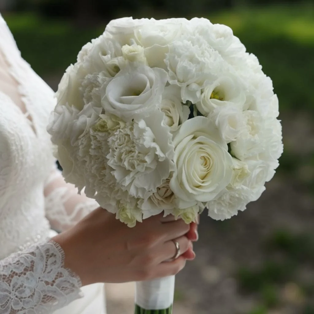 Bouquet de mariée en roses blanches, œillets et lisianthus rose - création florale Iliade Création La Crau Var