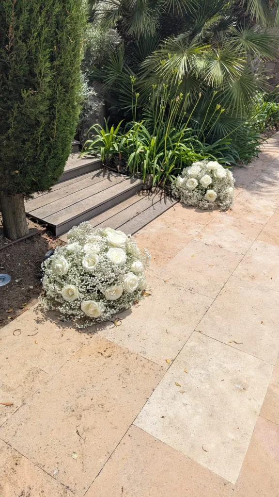 Bouquets fleuris habillant une descente d'escalier, en gypsophile et roses blanches — Iliade Création, Var