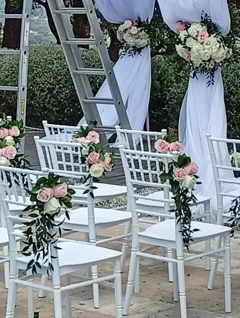 Gerbes de chaises de cérémonie en roses et lisianthus