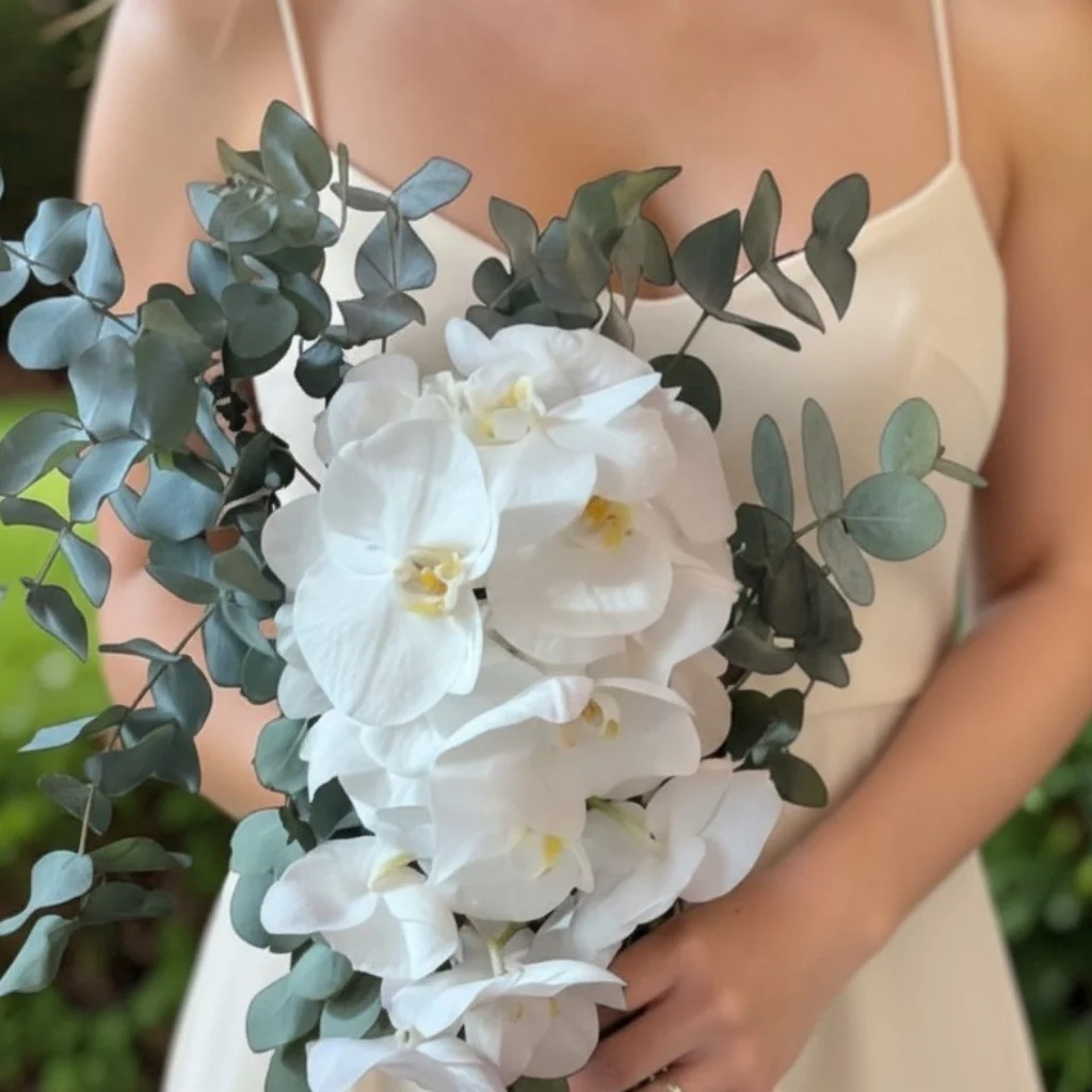 Cascading bridal bouquet in white orchids - floral creation Iliade Création Carqueiranne Var
