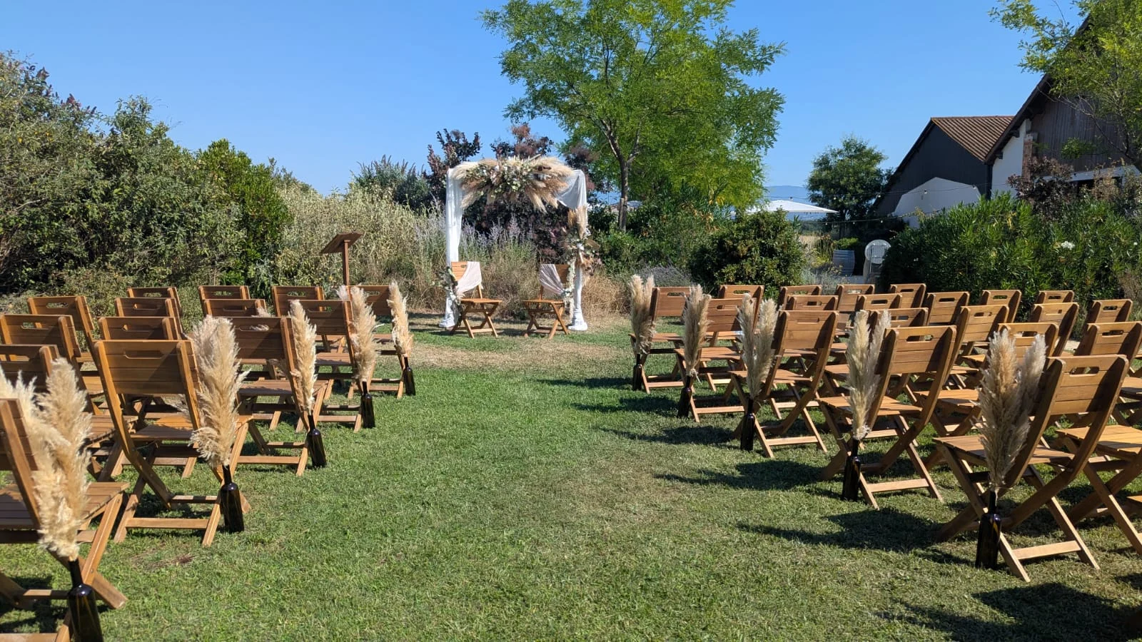 Bohemian secular ceremony with pampas arch and dried flower bouquets - wedding decoration Iliade Création Var