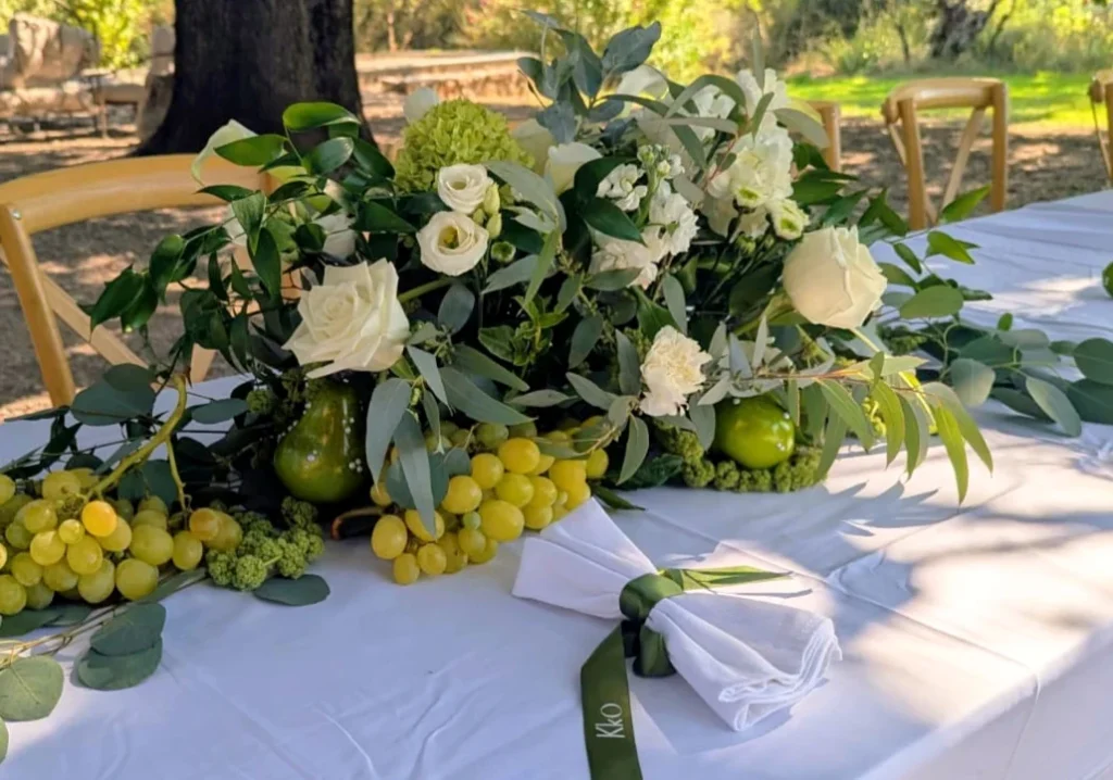 Centre de table blanc et vert au raisin – Château Saint-Esprit, Draguignan (83300)